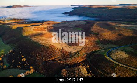 Vue aérienne d'une vallée remplie de brouillard et de hautes collines s'étendant au-dessus (Crickhowell, pays de Galles) Banque D'Images