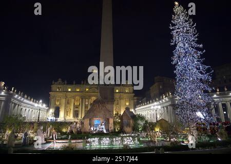 État de la Cité du Vatican, Vatikanstadt. 31 décembre 2024. Scène de la Nativité réalisée par la communauté de Grado dans la province de Gorizia, (Italie) sur la place Saint-Pierre au Vatican le 31 décembre 2023 crédit : dpa/Alamy Live News Banque D'Images
