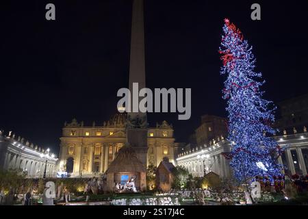 État de la Cité du Vatican, Vatikanstadt. 31 décembre 2024. Scène de la Nativité réalisée par la communauté de Grado dans la province de Gorizia, (Italie) sur la place Saint-Pierre au Vatican le 31 décembre 2023 crédit : dpa/Alamy Live News Banque D'Images
