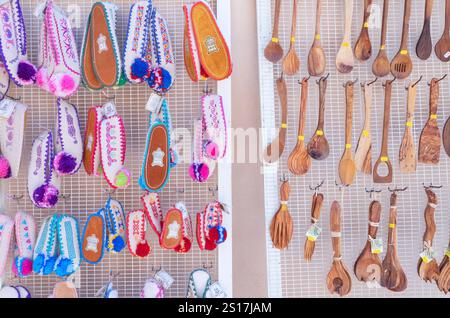 Chaussons faits main à vendre, Chania, Crète, Iles grecques, Grèce Banque D'Images