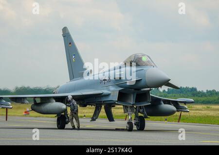 Liepaja, Lettonie- 16 juin 2024 : avion de chasse Eurofighter Typhoon de l'armée de l'air allemande sur piste, contrôle final avant le vol Banque D'Images