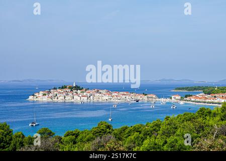 Primosten vieille ville, beau village dalmate, célèbre station touristique sur la côte Adriatique, vue panoramique Banque D'Images