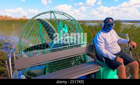 Promenade en hydroglisseur à travers les marais et les prairies de Floride - ORLANDO, ÉTATS-UNIS - 31 OCTOBRE 2024 Banque D'Images