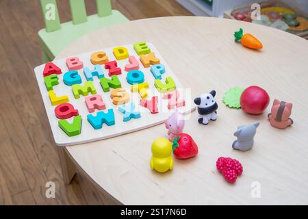 jeu pour les enfants à l'école sur la table, vue rapprochée Banque D'Images