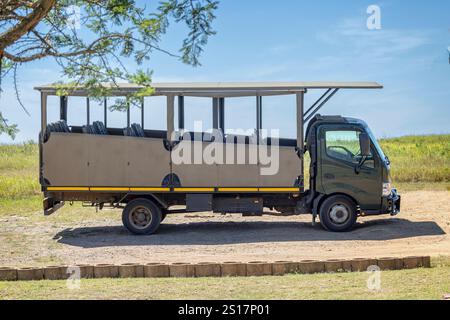 Camion de safari à toit ouvert à la réserve de gibier de Tala près de Durban, Afrique du Sud, le 15 décembre 2024 Banque D'Images