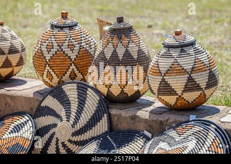 Paniers tissés d'artistes locaux colorés en vente à la réserve de gibier de Tala, près de Durban, Afrique du Sud, le 15 décembre 2024 Banque D'Images