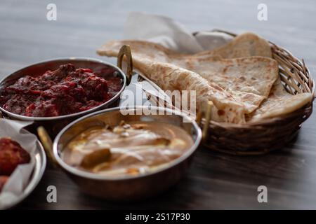 Cuisine indienne Thali combine un repas de style indien avec du poulet, de la viande, du roti, du riz et de la salade. Combinaisons alimentaires indiennes. Copyspace Banque D'Images