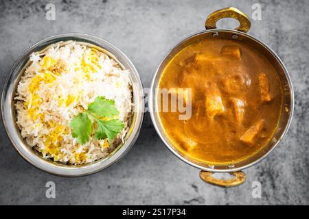 Cuisine indienne Thali combine un repas de style indien avec du poulet, de la viande, du roti, du riz et de la salade. Combinaisons alimentaires indiennes. Copyspace Banque D'Images