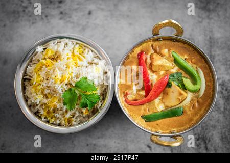 Cuisine indienne Thali combine un repas de style indien avec du poulet, de la viande, du roti, du riz et de la salade. Combinaisons alimentaires indiennes. Copyspace Banque D'Images