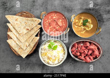 Cuisine indienne Thali combine un repas de style indien avec du poulet, de la viande, du roti, du riz et de la salade. Combinaisons alimentaires indiennes. Copyspace Banque D'Images