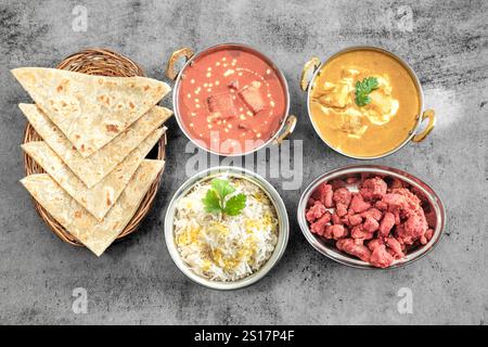 Cuisine indienne Thali combine un repas de style indien avec du poulet, de la viande, du roti, du riz et de la salade. Combinaisons alimentaires indiennes. Copyspace Banque D'Images