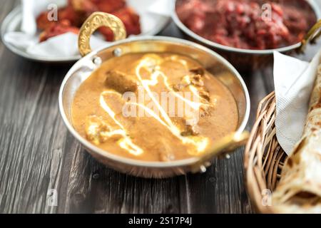 Cuisine indienne Thali combine un repas de style indien avec du poulet, de la viande, du roti, du riz et de la salade. Combinaisons alimentaires indiennes. Copyspace Banque D'Images