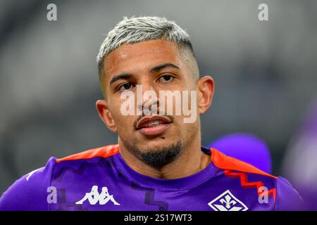 Turin, Italie. 29 décembre 2024. Dodo of Fiorentina s’échauffe pour le match de Serie A entre la Juventus et la Fiorentina au stade Allianz de Turin. Banque D'Images