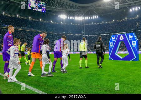 Turin, Italie. 29 décembre 2024. Les joueurs de Fiorentina entrent sur le terrain pour le match de Serie A entre la Juventus et la Fiorentina au stade Allianz de Turin. Banque D'Images