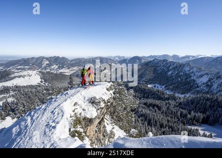 Deux skieurs sur une crête de montagne, sur l'ascension du Teufelsstaettkopf, paysage de montagne enneigé, panorama de montagne, Alpes d'Ammergau, Bavière, Germ Banque D'Images