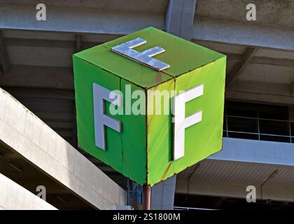 Lettres F blanches sur cube vert Banque D'Images