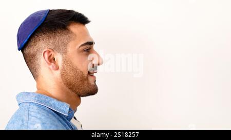 Gros plan portrait de profil de l'homme juif souriant en yarmulke Banque D'Images