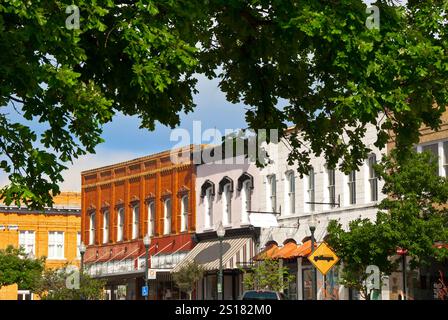 Hopkins Street face à la place du palais de justice dans le centre historique de San Marcos, Texas Banque D'Images