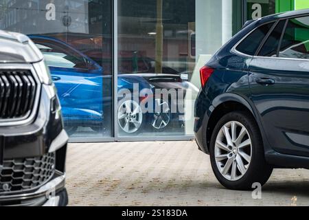 OSTRAVA, RÉPUBLIQUE TCHÈQUE - 6 OCTOBRE 2023 : la nouvelle voiture Skoda s'est concentrée sur la construction intérieure de la concession avec des voitures floues au premier plan Banque D'Images