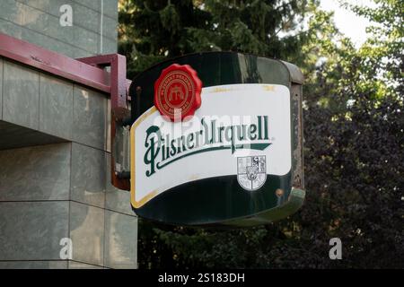 OSTRAVA, TCHÉQUIE - 22 SEPTEMBRE 2023 : bannière endommagée de la société Pilsner Urquell au bar à Ostrava où les gens boivent et se détendent Banque D'Images