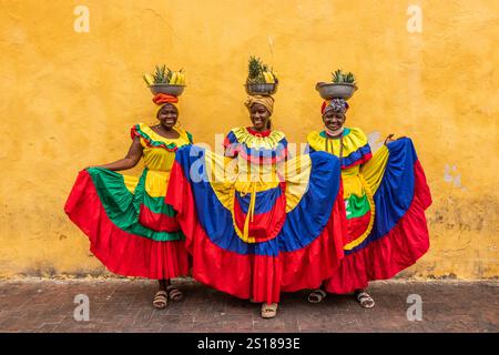 CARTAGENA DE INDIAS, COLOMBIE - 6 MARS 2023 : les femmes de Palenquera portant un costume traditionnel vendent des fruits dans le centre de Carthagène. Banque D'Images