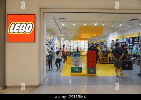 Kota Kinabalu, Sabah. Malaisie. Prise le 11 novembre 2023. Vue de la porte principale du magasin de Lego Malaysia à Imago Mall. Banque D'Images