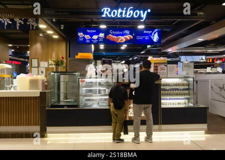 Kota Kinabalu, Sabah. Malaisie. Prise le 11 novembre 2023. Vue de la porte principale du magasin de Rotiboy au centre commercial Imago Kota Kinabalu. Banque D'Images
