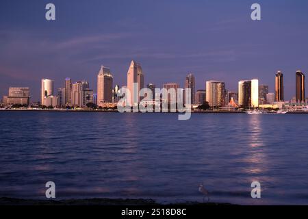 Vue en soirée sur les gratte-ciel de San Diego avec les tours du centre-ville reflétées dans Coronado Bay au crépuscule Banque D'Images