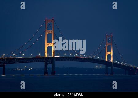 Vue nocturne du pont suspendu Mackinac jusqu'à la péninsule supérieure du Michigan vue depuis près de Mackinaw Banque D'Images