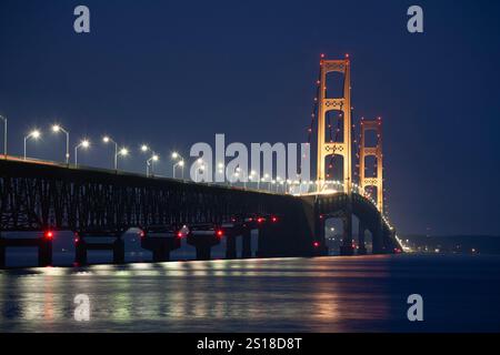Vue nocturne du pont suspendu Mackinac jusqu'à la péninsule supérieure du Michigan vue depuis près de Mackinaw Banque D'Images