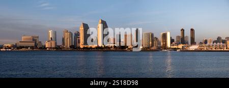 Vue panoramique sur les gratte-ciel du centre-ville de San Diego depuis Coronado Island en fin d'après-midi Banque D'Images