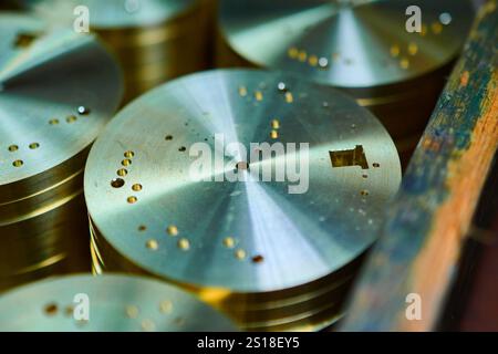 Bases de mécanisme de montre complexes fabriquées avec précision dans un atelier de métallurgie Banque D'Images