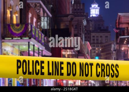 Illustration photo d'une bande de cordon de police à travers Bourbon Street à la Nouvelle-Orléans, Louisiane, États-Unis. Banque D'Images