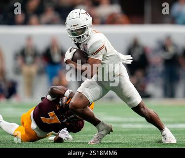 Le récepteur Matthew Golden (Texas Longhorns, #2) passe par la tentative d'attaque de l'arrière défensif Shamari Simmons (Arizona State Wildcats, #7) États-Unis, Arizona State vs Texas Longhorns, College Football, Peach Bowl CFP quart de finale, 01.01.2025 Foto : Eibner-Pressefoto/Scott Coleman Banque D'Images