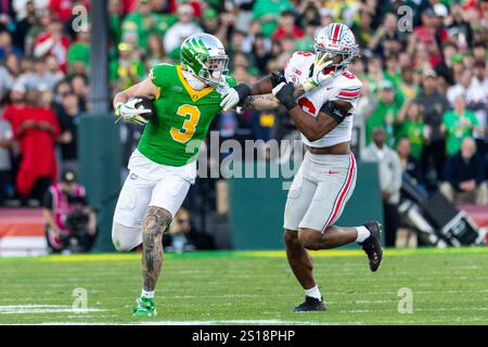 Los Angeles, États-Unis. 1er janvier 2025. Oregon Tight End Terrance Ferguson #3 vu en action avec le linebacker de l'Ohio State Sonny Styles #6 lors du match du Rose Bowl 2025. Score final Ohio State 41:21 Oregon. Crédit : SOPA images Limited/Alamy Live News Banque D'Images