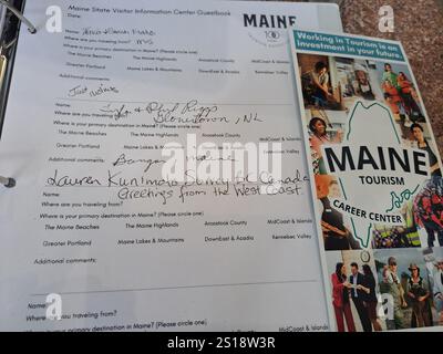 Livre d'or signature des visiteurs au Wabanaki culture Center sur Union Street dans le centre-ville de Calais, Maine, États-Unis Banque D'Images