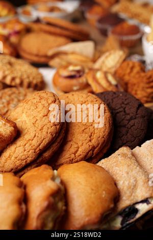 Biscuits assortis affichés dans un cadre de boulangerie confortable pendant un après-midi ensoleillé Banque D'Images