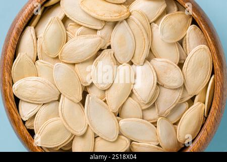 Vue rapprochée du dessus des graines de citrouille décortiquées grillées Banque D'Images