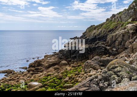 Côte de la mer celtique et falaises à Lamorna Cove Beach, Cornouailles, Angleterre, Royaume-Uni Banque D'Images