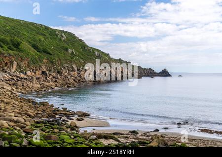 Côte de la mer celtique et falaises à Lamorna Cove Beach, Cornouailles, Angleterre, Royaume-Uni Banque D'Images