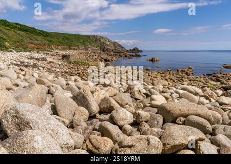 Côte de la mer celtique et falaises à St Loy's Cove, Cornouailles, Angleterre, Royaume-Uni Banque D'Images