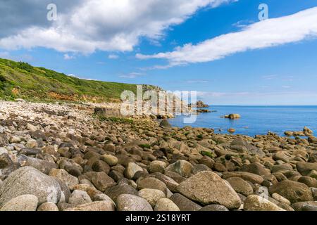 Côte de la mer celtique et falaises à St Loy's Cove, Cornouailles, Angleterre, Royaume-Uni Banque D'Images