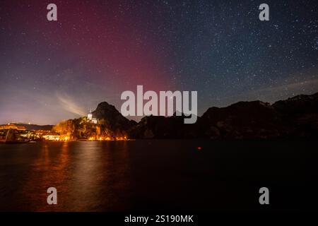 Nordlichter über dem Traunsee und Traunkirchen im oberösterreichischen Teil des Salzkammergutes aufgenommen AM 01.01.2025. // aurores boréales sur le lac Traunsee et Traunkirchen dans la partie haute-autrichienne du Salzkammergut prise le 1er janvier 2025. - 20250101 PD7533 crédit : APA-PictureDesk/Alamy Live News Banque D'Images