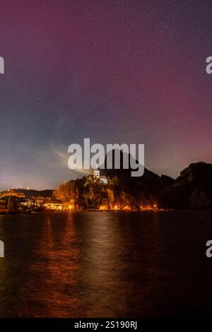 Nordlichter über dem Traunsee und Traunkirchen im oberösterreichischen Teil des Salzkammergutes aufgenommen AM 01.01.2025. // aurores boréales sur le lac Traunsee et Traunkirchen dans la partie haute-autrichienne du Salzkammergut prise le 1er janvier 2025. - 20250101 PD7547 crédit : APA-PictureDesk/Alamy Live News Banque D'Images