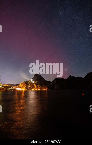 Nordlichter über dem Traunsee und Traunkirchen im oberösterreichischen Teil des Salzkammergutes aufgenommen AM 01.01.2025. // aurores boréales sur le lac Traunsee et Traunkirchen dans la partie haute-autrichienne du Salzkammergut prise le 1er janvier 2025. - 20250101 PD7518 crédit : APA-PictureDesk/Alamy Live News Banque D'Images