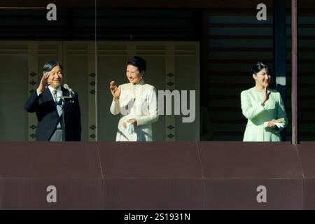 Tokyo, Japon. 2 janvier 2025. L'empereur japonais Naruhito (à gauche), l'impératrice Masako (à gauche) et la princesse Aiko font signe à la foule depuis un balcon lors d'un événement de salutation du nouvel an au Palais impérial de Tokyo, au Japon, le 2 janvier 2025. Crédit : Zhang Xiaoyu/Xinhua/Alamy Live News Banque D'Images