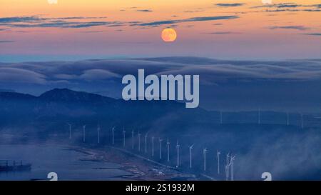 Pékin, Chine. 17 septembre 2024. Une photo de drone prise le 17 septembre 2024 montre la lune à Rongcheng, dans la province du Shandong de l'est de la Chine. Crédit : Yang Zhili/Xinhua/Alamy Live News Banque D'Images