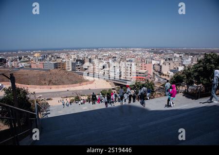 Personnes descendant de la statue de la renaissance africaine ou 'monument de la renaissance africaine' un jour ensoleillé de février à Dakar, Sénégal. Afficher Banque D'Images