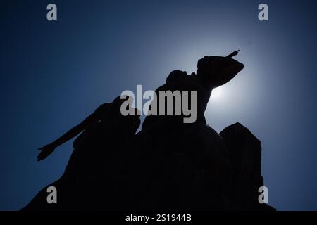 La statue de la renaissance africaine ou « monument de la renaissance africaine » par une journée ensoleillée de février à Dakar, Sénégal. Vue de dessous du Banque D'Images