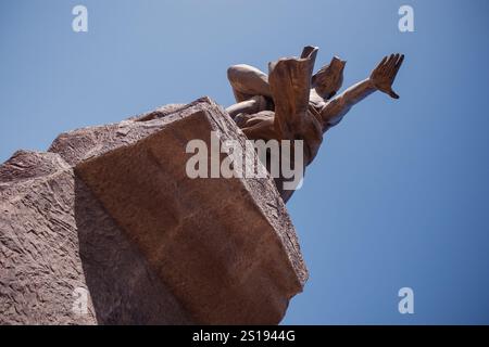 La statue de la renaissance africaine ou « monument de la renaissance africaine » par une journée ensoleillée de février à Dakar, Sénégal. Vue de dessous du Banque D'Images